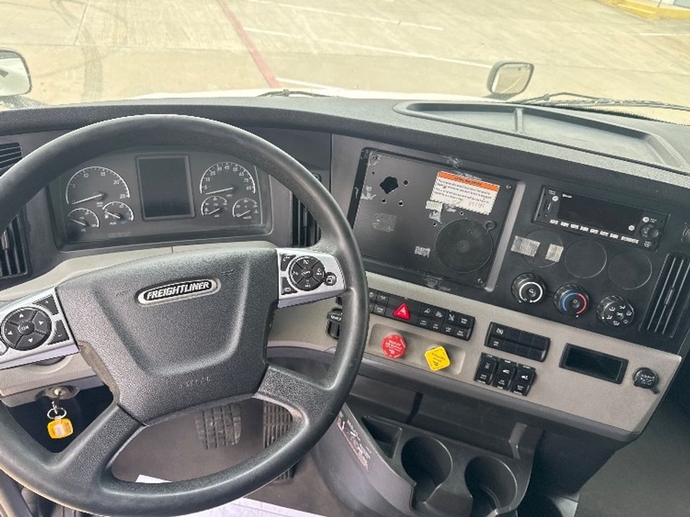 Sleeper Tractor-Heavy Duty Tractors-Freightliner-2022-T12664ST-Denton-TX-574,355\n\t\tmiles-$ 63,750 - Image 11