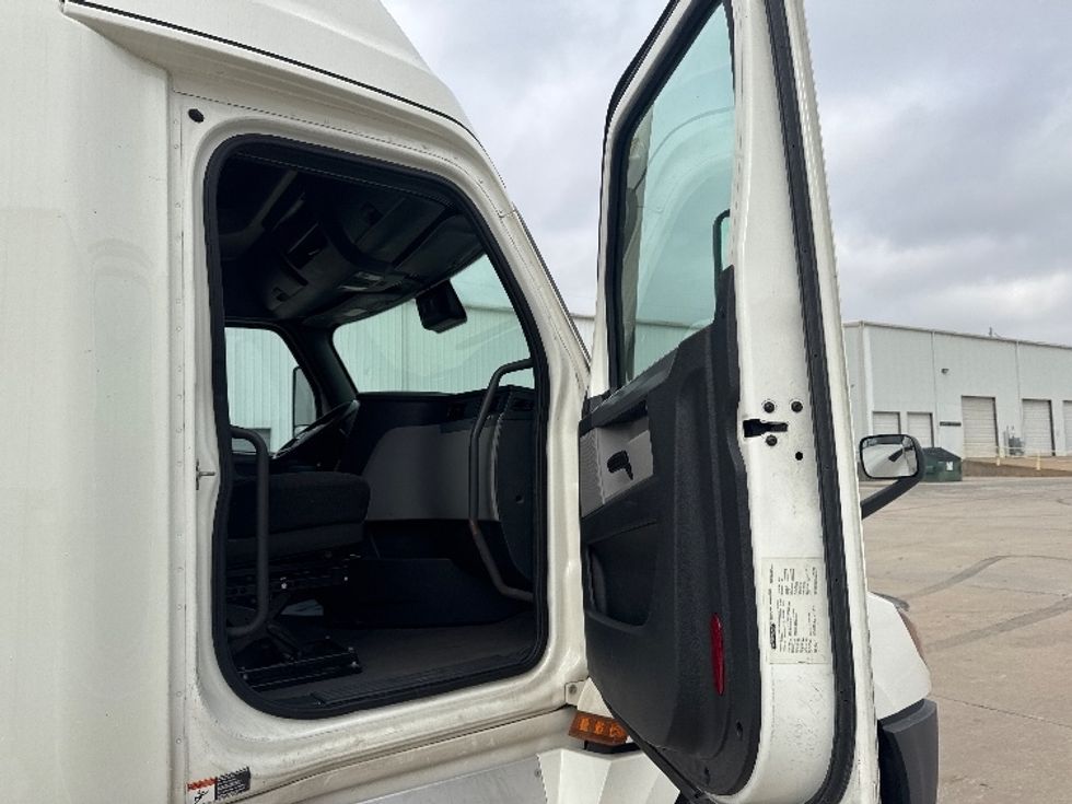 Sleeper Tractor-Heavy Duty Tractors-Freightliner-2022-T12664ST-Denton-TX-574,355\n\t\tmiles-$ 63,750 - Image 13