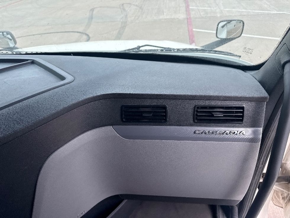 Sleeper Tractor-Heavy Duty Tractors-Freightliner-2022-T12664ST-Denton-TX-574,355\n\t\tmiles-$ 63,750 - Image 14