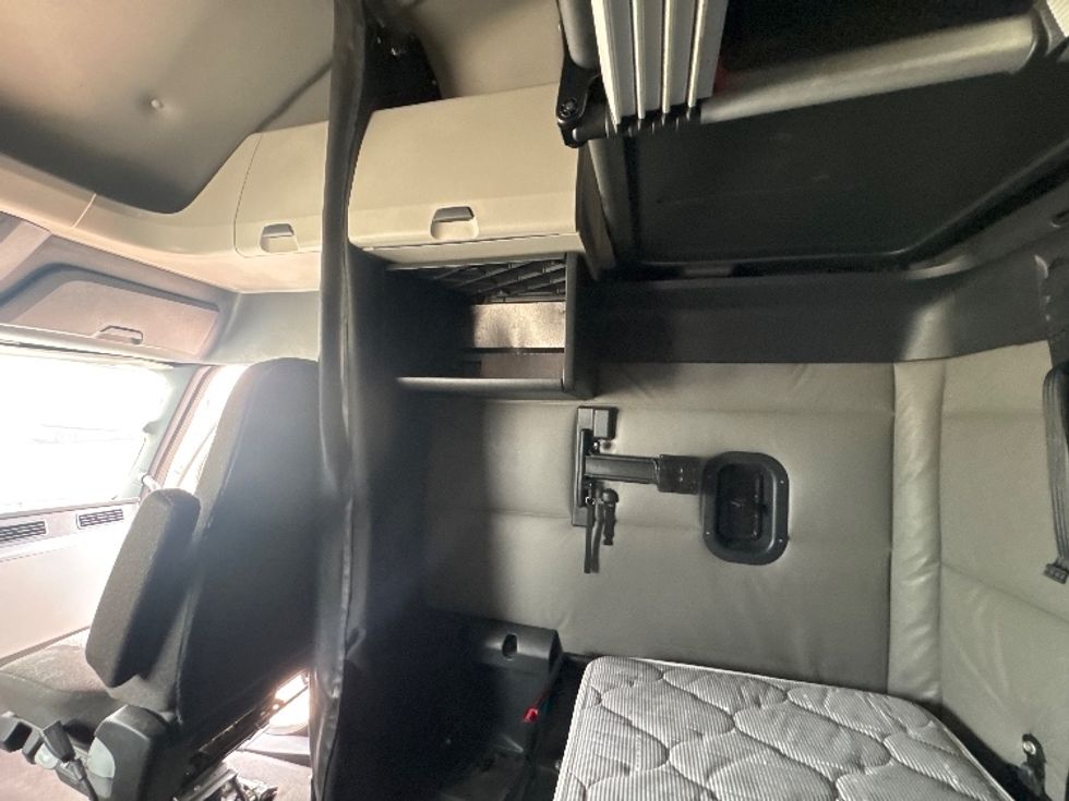 Sleeper Tractor-Heavy Duty Tractors-Freightliner-2022-T12664ST-Denton-TX-574,355\n\t\tmiles-$ 63,750 - Image 19