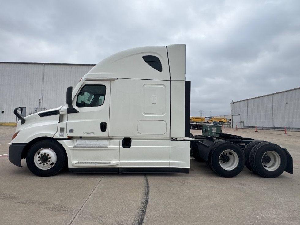 Sleeper Tractor-Heavy Duty Tractors-Freightliner-2022-T12664ST-Denton-TX-574,355\n\t\tmiles-$ 63,750 - Image 4