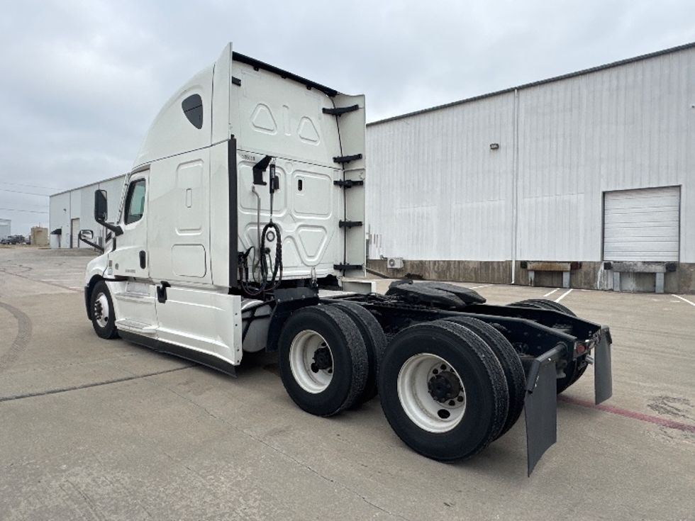 Sleeper Tractor-Heavy Duty Tractors-Freightliner-2022-T12664ST-Denton-TX-574,355\n\t\tmiles-$ 63,750 - Image 5