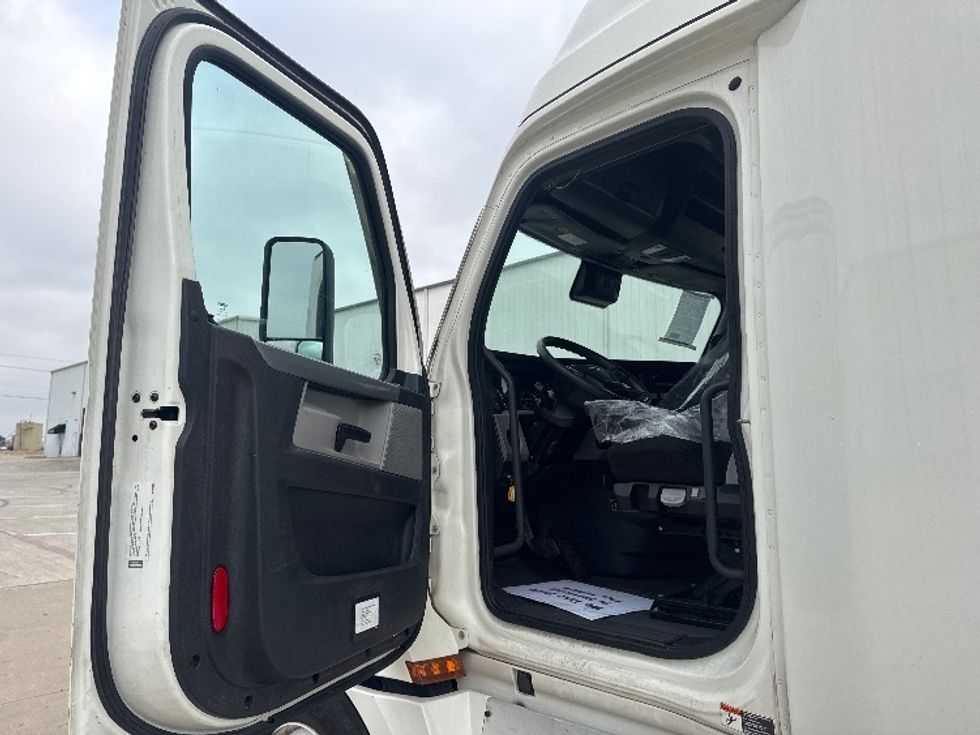 Sleeper Tractor-Heavy Duty Tractors-Freightliner-2022-T12664ST-Denton-TX-574,355\n\t\tmiles-$ 63,750 - Image 9