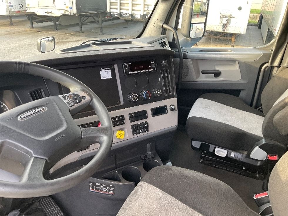 Sleeper Tractor-Heavy Duty Tractors-Freightliner-2022-T12664ST-Denver-CO-393,570\n\t\tmiles-$ 90,500 - Image 10
