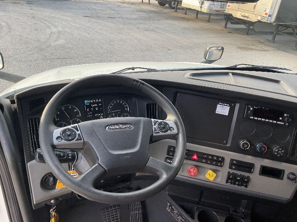 Sleeper Tractor-Heavy Duty Tractors-Freightliner-2022-T12664ST-Denver-CO-393,570\n\t\tmiles-$ 90,500 - Image 11