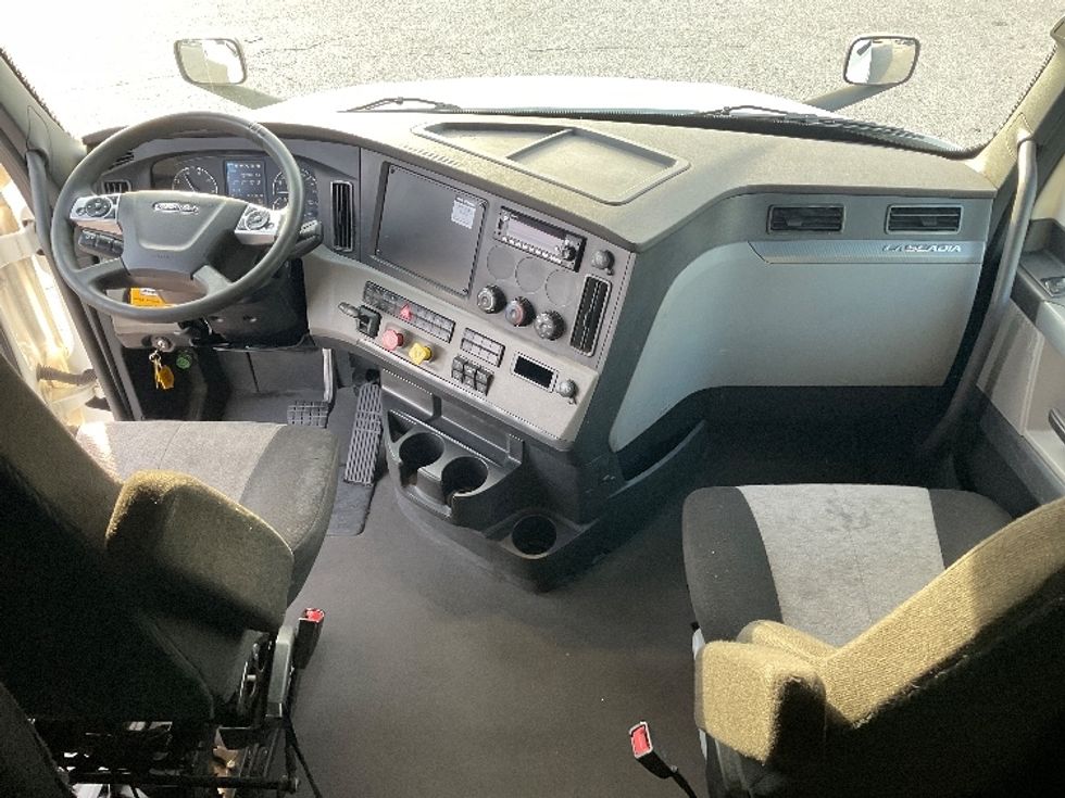 Sleeper Tractor-Heavy Duty Tractors-Freightliner-2022-T12664ST-Denver-CO-393,570\n\t\tmiles-$ 90,500 - Image 12