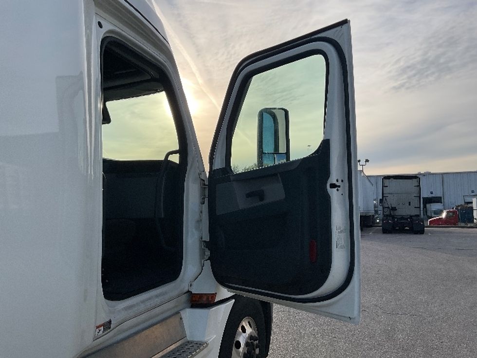Sleeper Tractor-Heavy Duty Tractors-Freightliner-2022-T12664ST-Denver-CO-393,570\n\t\tmiles-$ 90,500 - Image 13