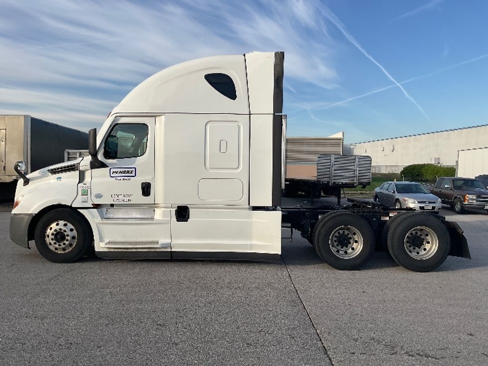 Sleeper Tractor-Heavy Duty Tractors-Freightliner-2022-T12664ST-Denver-CO-393,570\n\t\tmiles-$ 90,500 - Image 4