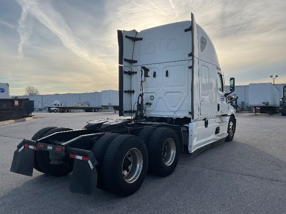 Sleeper Tractor-Heavy Duty Tractors-Freightliner-2022-T12664ST-Denver-CO-393,570\n\t\tmiles-$ 90,500 - Image 7