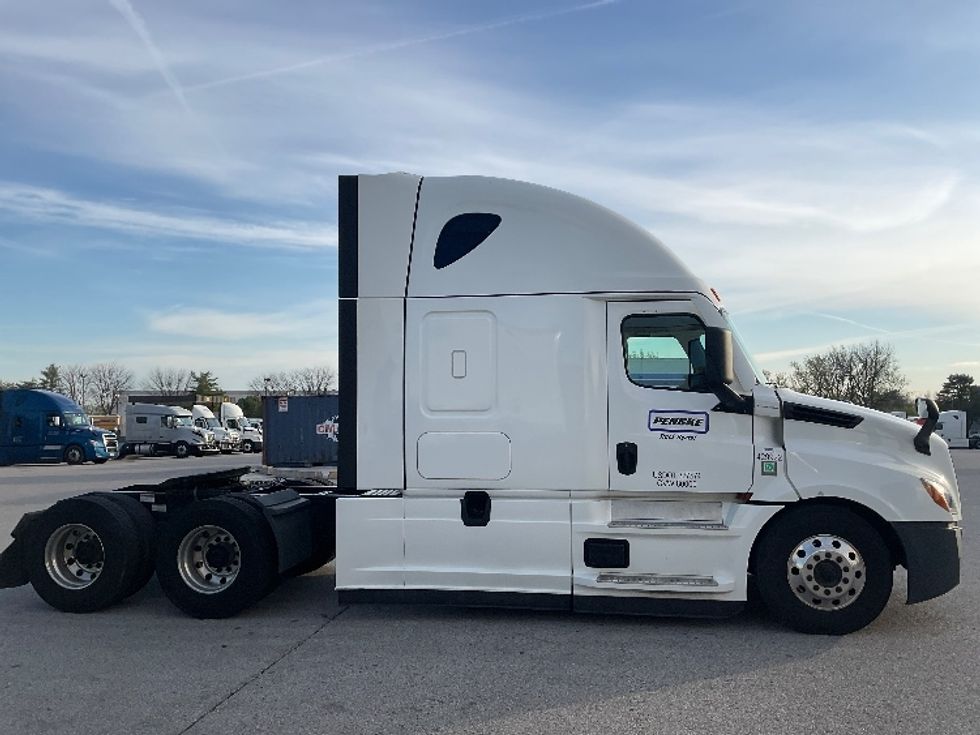 Sleeper Tractor-Heavy Duty Tractors-Freightliner-2022-T12664ST-Denver-CO-393,570\n\t\tmiles-$ 90,500 - Image 8