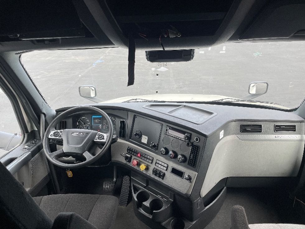 Sleeper Tractor-Heavy Duty Tractors-Freightliner-2022-T12664ST-Denver-CO-460,751\n\t\tmiles-$ 80,250 - Image 12