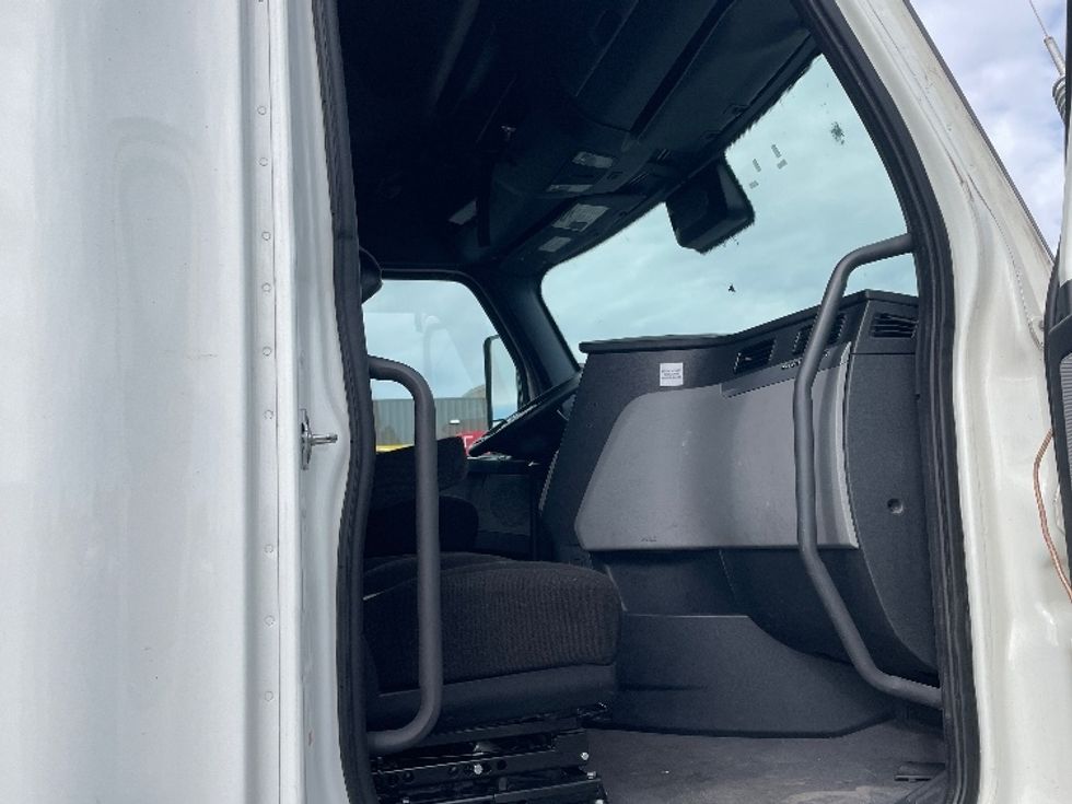 Sleeper Tractor-Heavy Duty Tractors-Freightliner-2022-T12664ST-Denver-CO-460,751\n\t\tmiles-$ 80,250 - Image 13