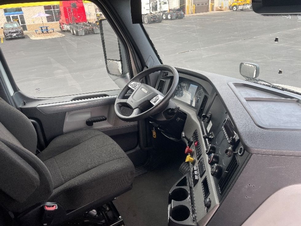 Sleeper Tractor-Heavy Duty Tractors-Freightliner-2022-T12664ST-Denver-CO-460,751\n\t\tmiles-$ 80,250 - Image 15