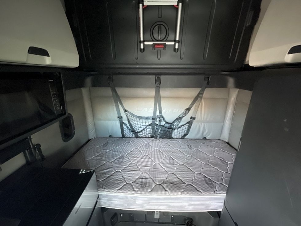 Sleeper Tractor-Heavy Duty Tractors-Freightliner-2022-T12664ST-Denver-CO-460,751\n\t\tmiles-$ 80,250 - Image 16