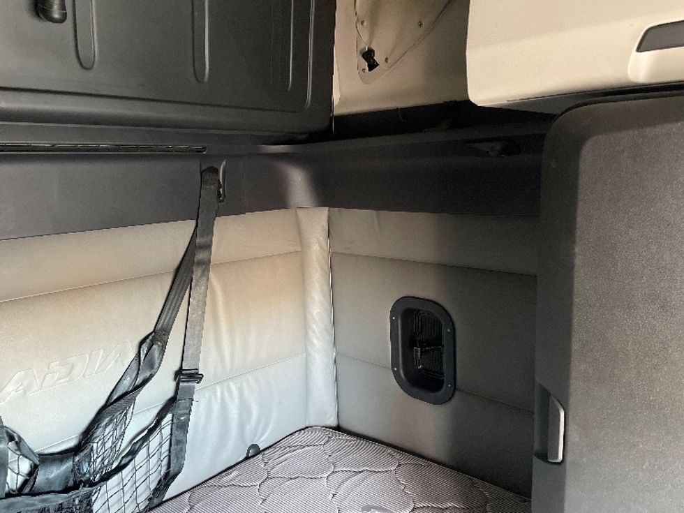 Sleeper Tractor-Heavy Duty Tractors-Freightliner-2022-T12664ST-Denver-CO-460,751\n\t\tmiles-$ 80,250 - Image 18