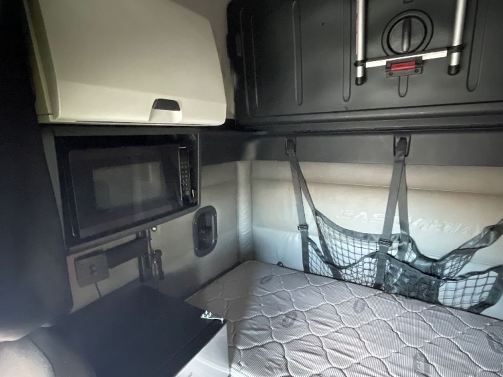 Sleeper Tractor-Heavy Duty Tractors-Freightliner-2022-T12664ST-Denver-CO-460,751\n\t\tmiles-$ 80,250 - Image 19