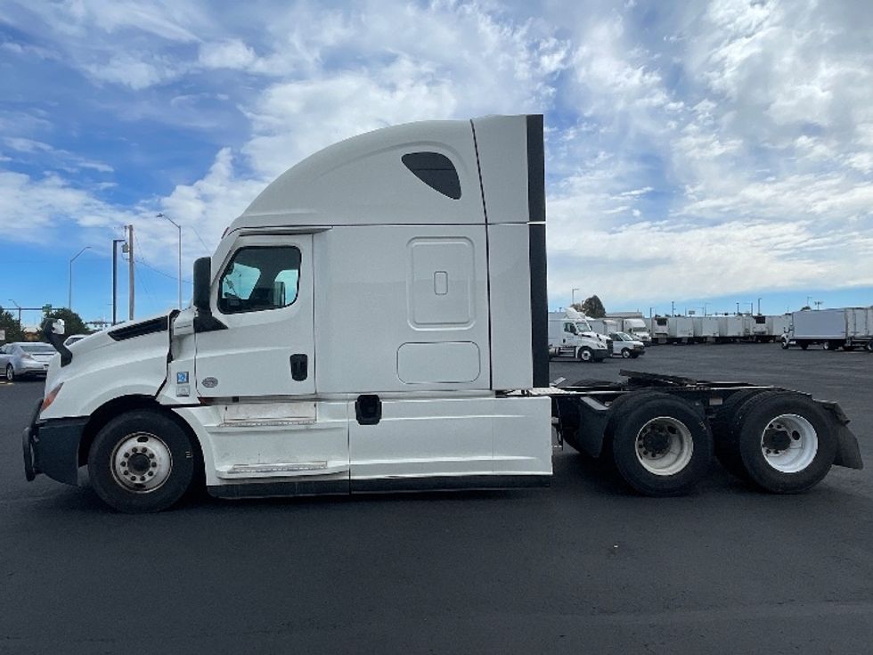 Sleeper Tractor-Heavy Duty Tractors-Freightliner-2022-T12664ST-Denver-CO-460,751\n\t\tmiles-$ 80,250 - Image 4