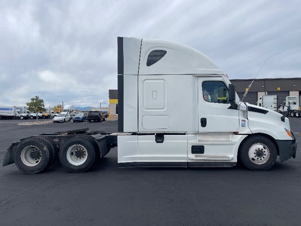Sleeper Tractor-Heavy Duty Tractors-Freightliner-2022-T12664ST-Denver-CO-460,751\n\t\tmiles-$ 80,250 - Image 8