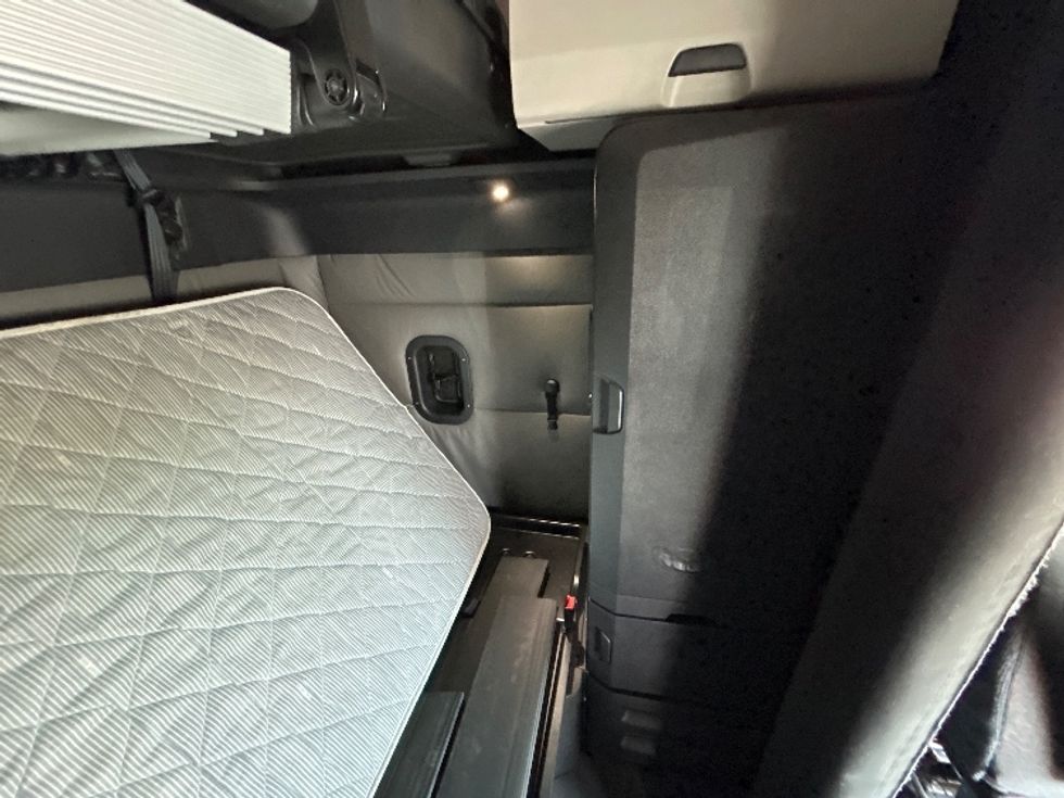 Sleeper Tractor-Heavy Duty Tractors-Freightliner-2022-T12664ST-Denver-CO-481,143\n\t\tmiles-$ 79,000 - Image 19