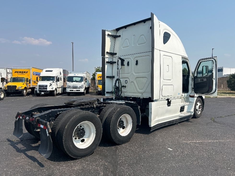 Sleeper Tractor-Heavy Duty Tractors-Freightliner-2022-T12664ST-Denver-CO-481,143\n\t\tmiles-$ 79,000 - Image 7