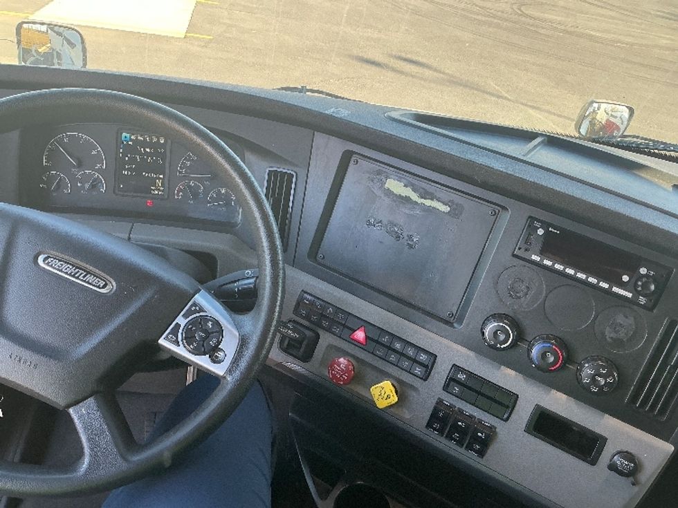 Sleeper Tractor-Heavy Duty Tractors-Freightliner-2022-T12664ST-Denver-CO-593,163\n\t\tmiles-$ 65,500 - Image 10