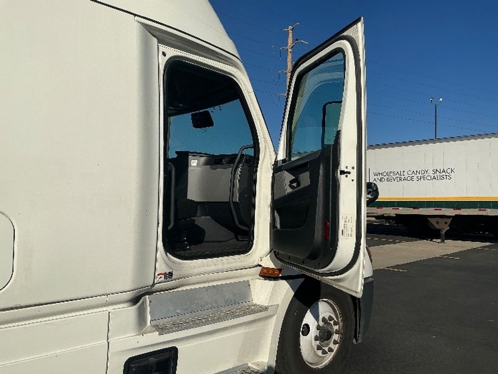Sleeper Tractor-Heavy Duty Tractors-Freightliner-2022-T12664ST-Denver-CO-593,163\n\t\tmiles-$ 65,500 - Image 12