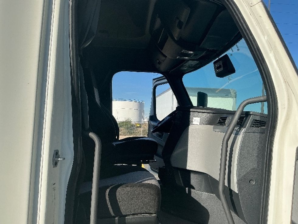 Sleeper Tractor-Heavy Duty Tractors-Freightliner-2022-T12664ST-Denver-CO-593,163\n\t\tmiles-$ 65,500 - Image 14