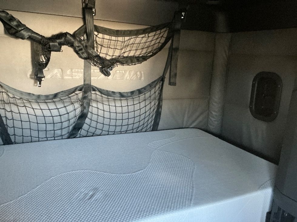 Sleeper Tractor-Heavy Duty Tractors-Freightliner-2022-T12664ST-Denver-CO-593,163\n\t\tmiles-$ 65,500 - Image 16