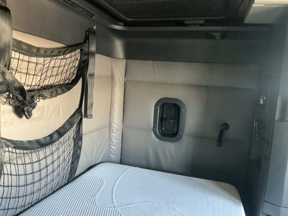 Sleeper Tractor-Heavy Duty Tractors-Freightliner-2022-T12664ST-Denver-CO-593,163\n\t\tmiles-$ 65,500 - Image 17