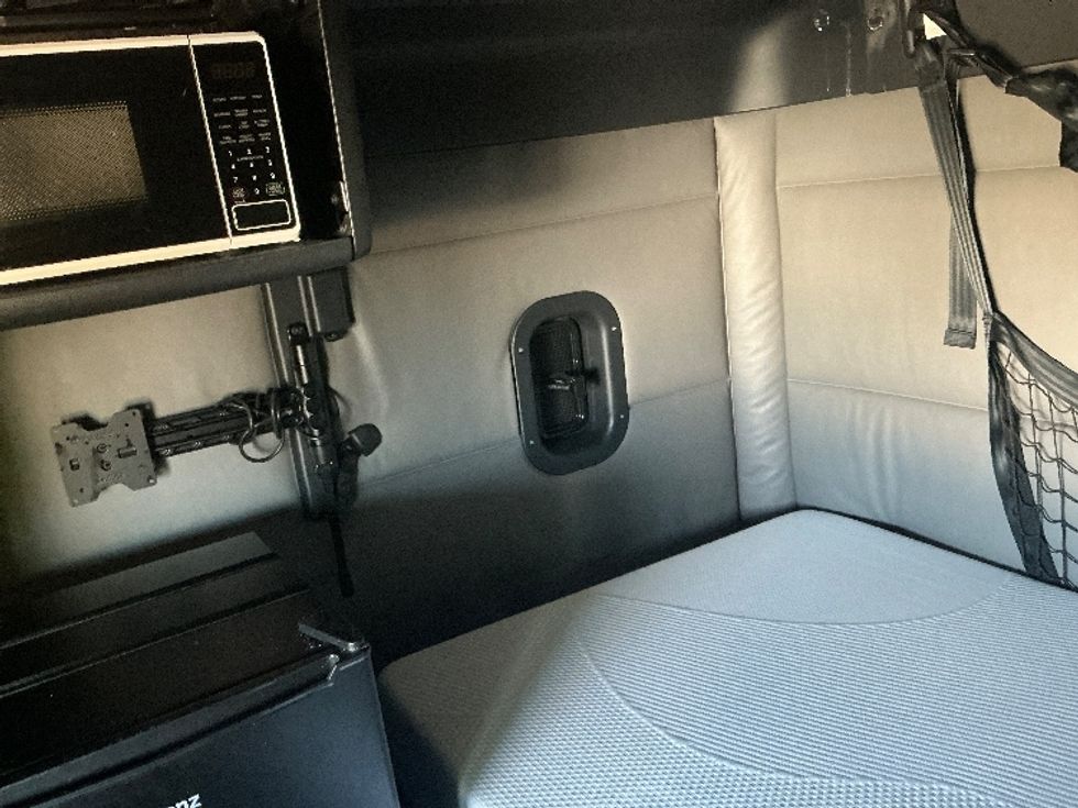 Sleeper Tractor-Heavy Duty Tractors-Freightliner-2022-T12664ST-Denver-CO-593,163\n\t\tmiles-$ 65,500 - Image 18