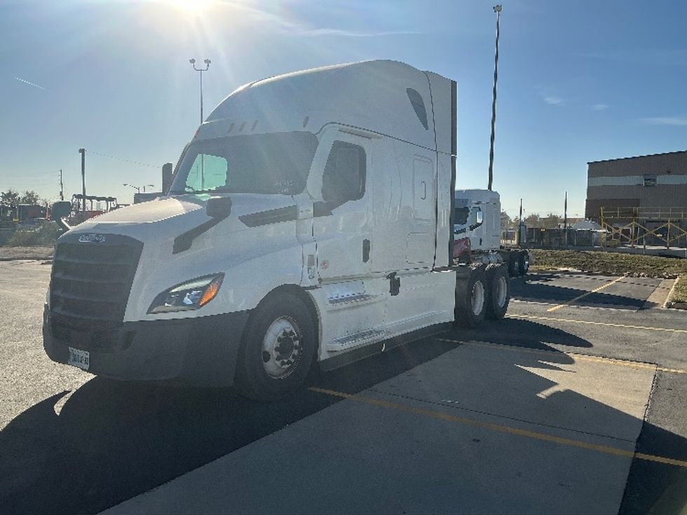 Sleeper Tractor-Heavy Duty Tractors-Freightliner-2022-T12664ST-Denver-CO-593,163\n\t\tmiles-$ 65,500 - Image 3