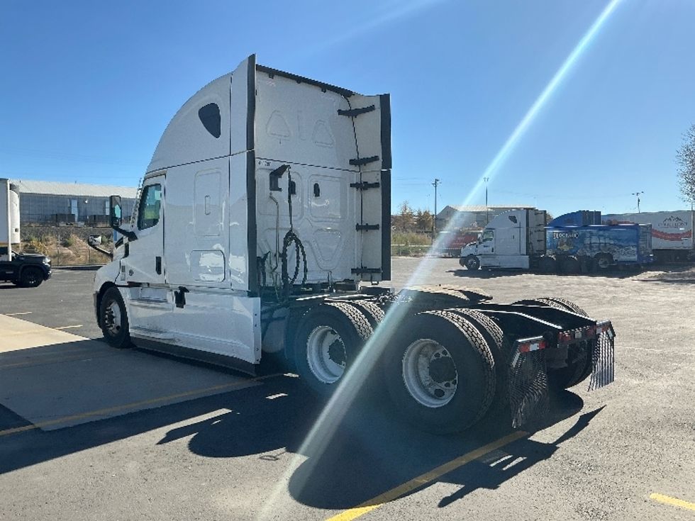 Sleeper Tractor-Heavy Duty Tractors-Freightliner-2022-T12664ST-Denver-CO-593,163\n\t\tmiles-$ 65,500 - Image 5