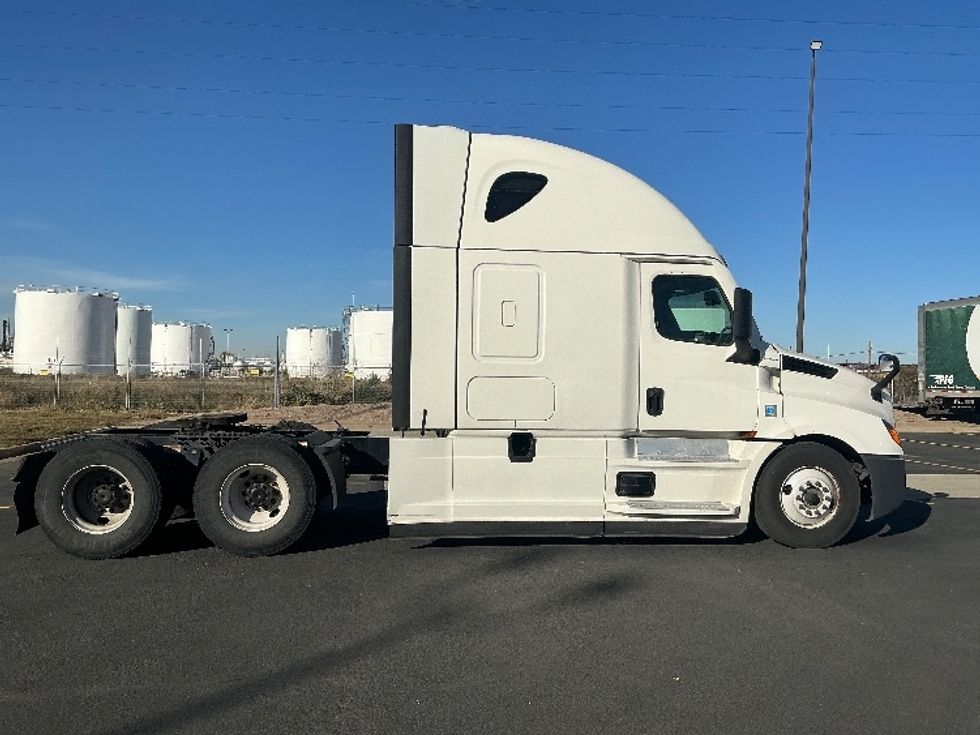 Sleeper Tractor-Heavy Duty Tractors-Freightliner-2022-T12664ST-Denver-CO-593,163\n\t\tmiles-$ 65,500 - Image 7