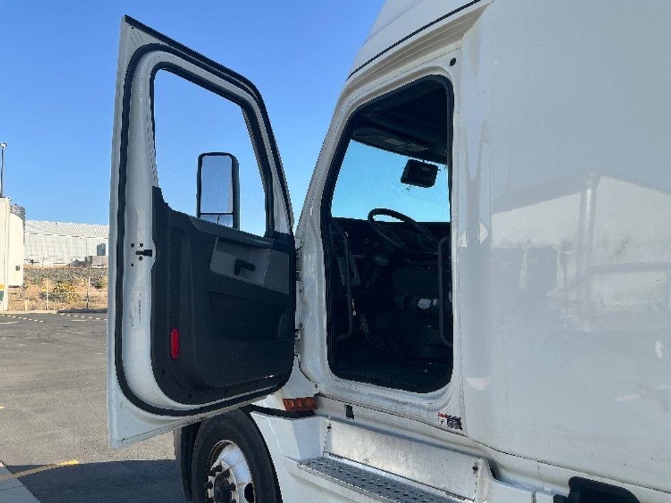 Sleeper Tractor-Heavy Duty Tractors-Freightliner-2022-T12664ST-Denver-CO-593,163\n\t\tmiles-$ 65,500 - Image 8