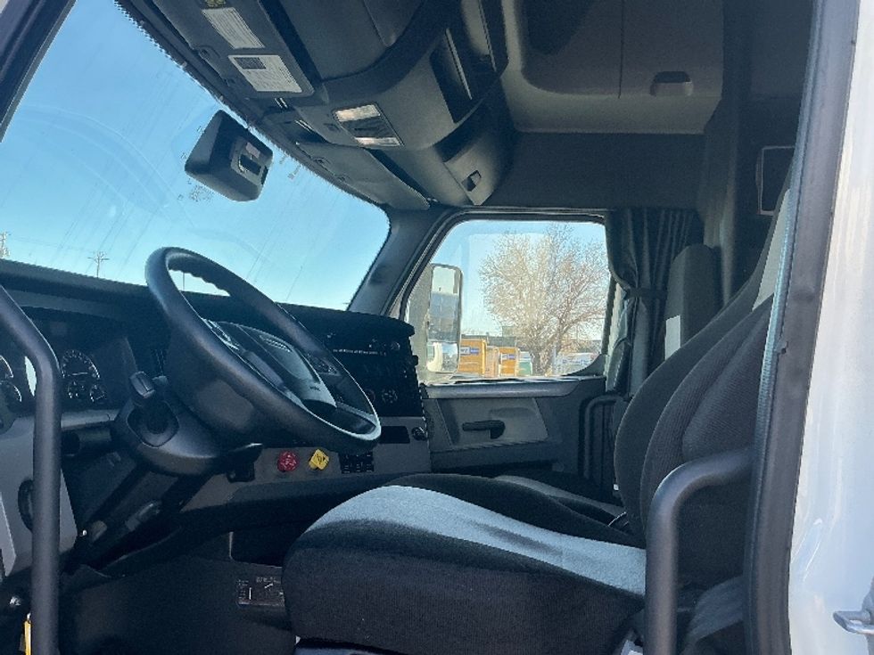 Sleeper Tractor-Heavy Duty Tractors-Freightliner-2022-T12664ST-Denver-CO-593,163\n\t\tmiles-$ 65,500 - Image 9