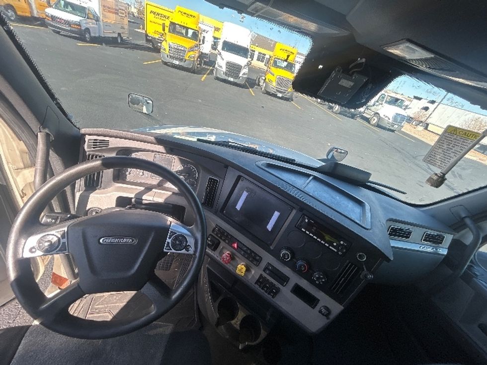 Sleeper Tractor-Heavy Duty Tractors-Freightliner-2022-T12664ST-Denver-CO-635,712\n\t\tmiles-$ 61,500 - Image 12