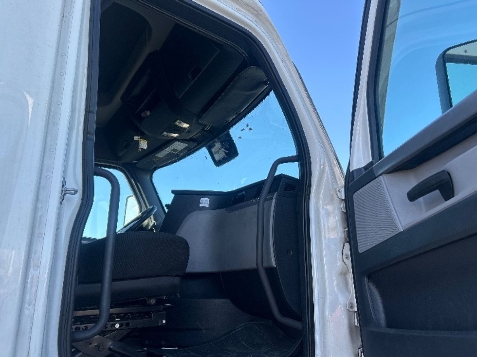 Sleeper Tractor-Heavy Duty Tractors-Freightliner-2022-T12664ST-Denver-CO-635,712\n\t\tmiles-$ 61,500 - Image 13