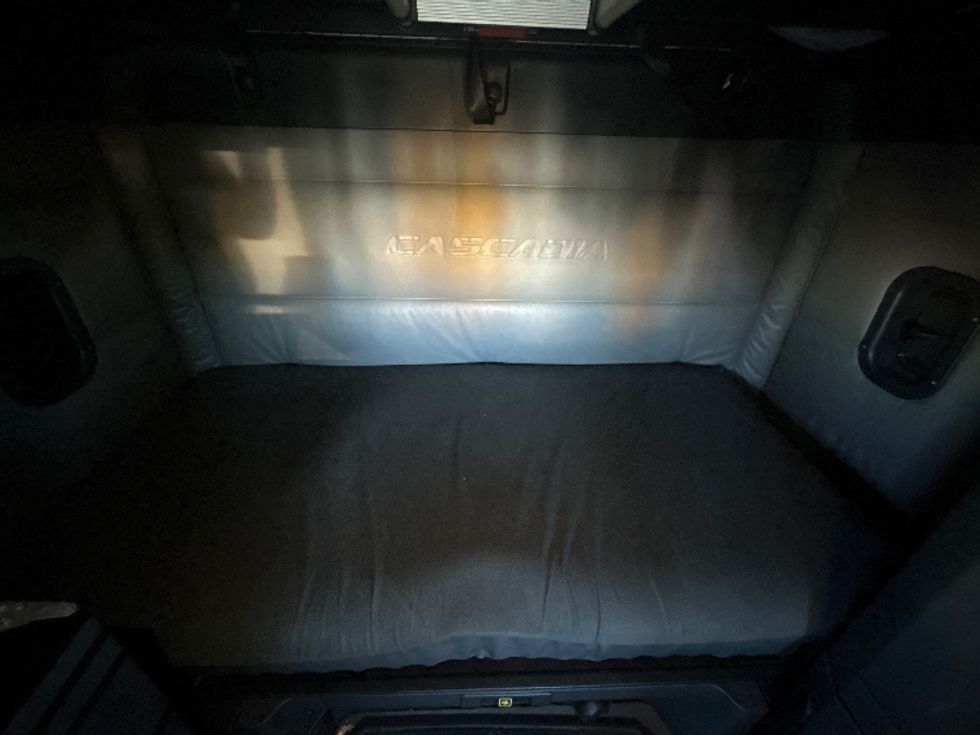 Sleeper Tractor-Heavy Duty Tractors-Freightliner-2022-T12664ST-Denver-CO-635,712\n\t\tmiles-$ 61,500 - Image 17