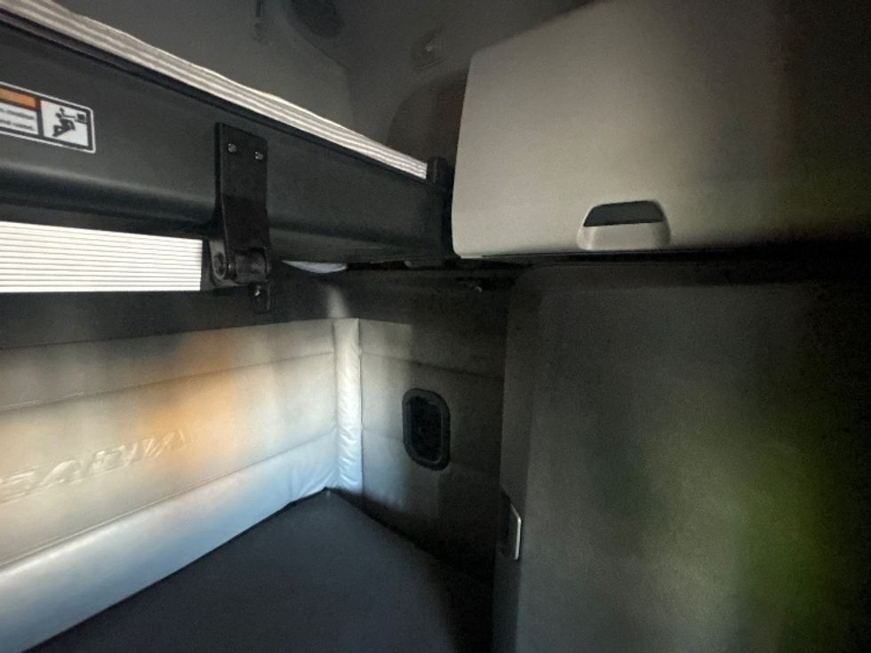 Sleeper Tractor-Heavy Duty Tractors-Freightliner-2022-T12664ST-Denver-CO-635,712\n\t\tmiles-$ 61,500 - Image 19