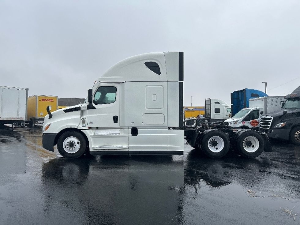 Sleeper Tractor-Heavy Duty Tractors-Freightliner-2022-T12664ST-Denver-CO-635,712\n\t\tmiles-$ 61,500 - Image 4