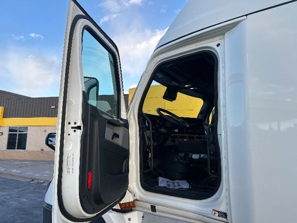 Sleeper Tractor-Heavy Duty Tractors-Freightliner-2022-T12664ST-Denver-CO-745,366\n\t\tmiles-$ 46,500 - Image 10