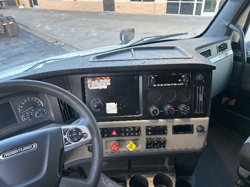 Sleeper Tractor-Heavy Duty Tractors-Freightliner-2022-T12664ST-Denver-CO-745,366\n\t\tmiles-$ 46,500 - Image 12