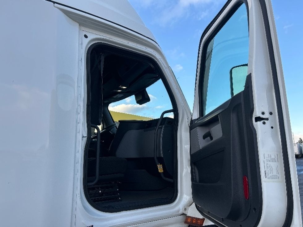 Sleeper Tractor-Heavy Duty Tractors-Freightliner-2022-T12664ST-Denver-CO-745,366\n\t\tmiles-$ 46,500 - Image 13