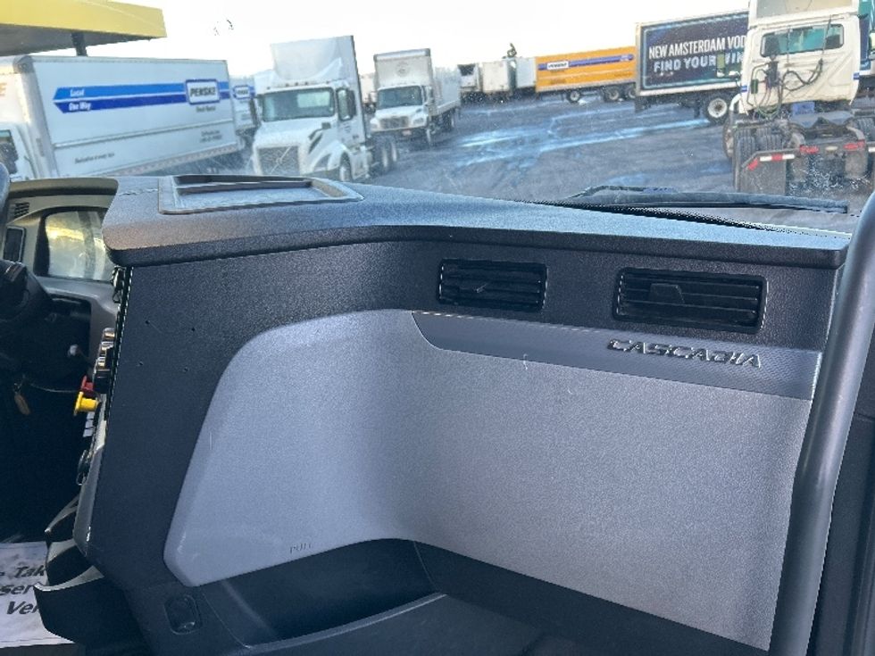 Sleeper Tractor-Heavy Duty Tractors-Freightliner-2022-T12664ST-Denver-CO-745,366\n\t\tmiles-$ 46,500 - Image 14