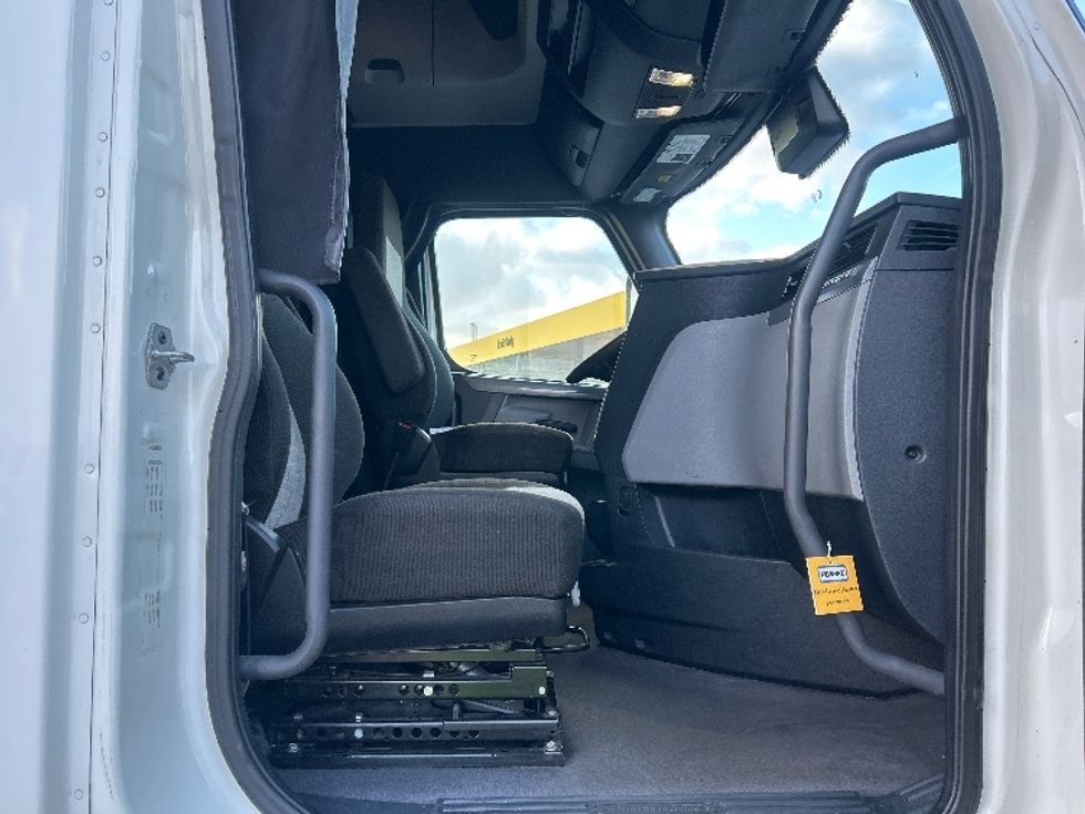 Sleeper Tractor-Heavy Duty Tractors-Freightliner-2022-T12664ST-Denver-CO-745,366\n\t\tmiles-$ 46,500 - Image 15