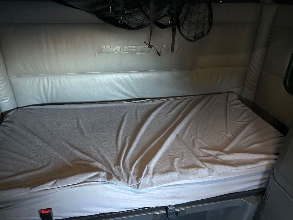 Sleeper Tractor-Heavy Duty Tractors-Freightliner-2022-T12664ST-Denver-CO-745,366\n\t\tmiles-$ 46,500 - Image 17