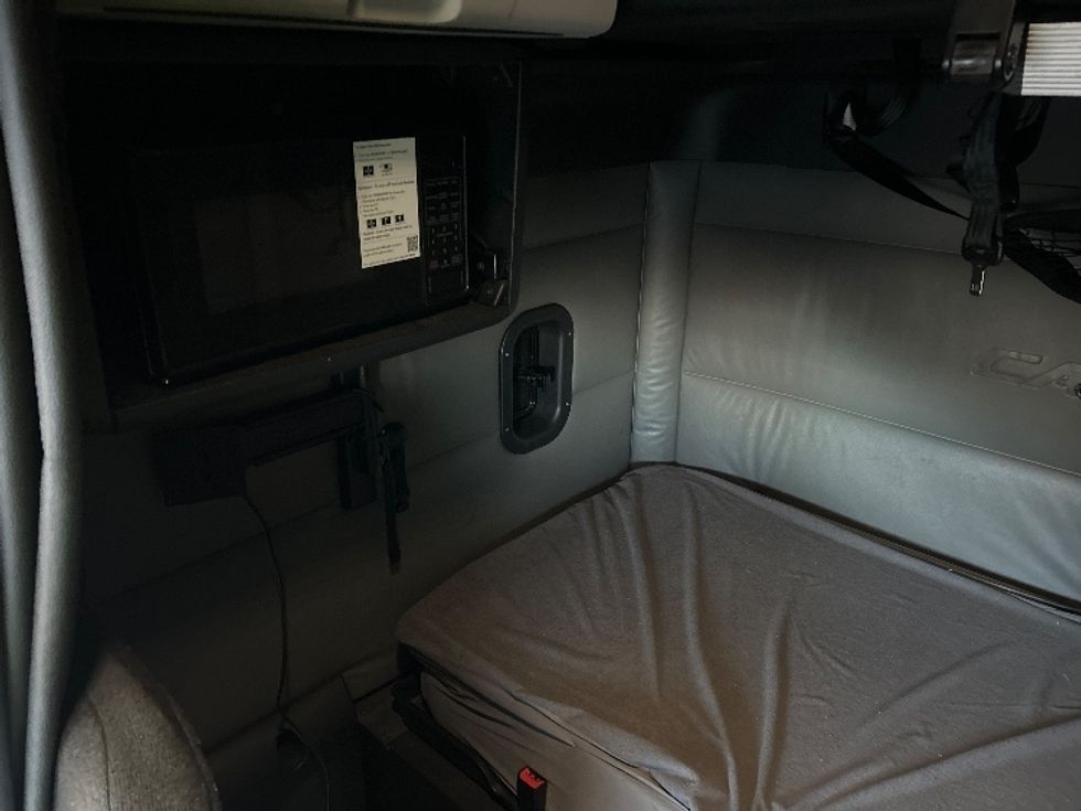 Sleeper Tractor-Heavy Duty Tractors-Freightliner-2022-T12664ST-Denver-CO-745,366\n\t\tmiles-$ 46,500 - Image 18