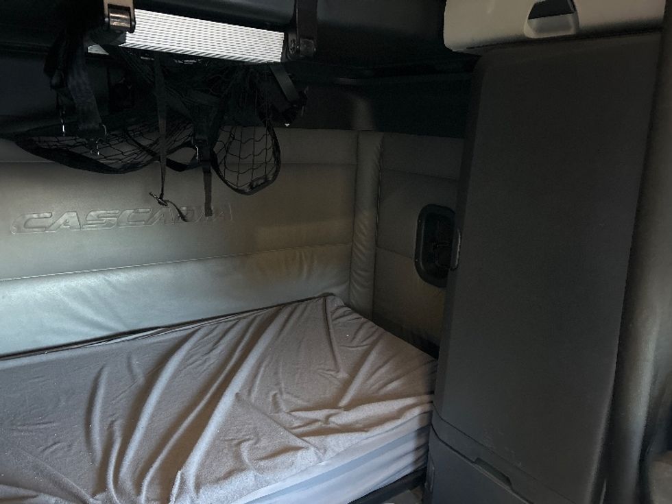 Sleeper Tractor-Heavy Duty Tractors-Freightliner-2022-T12664ST-Denver-CO-745,366\n\t\tmiles-$ 46,500 - Image 19