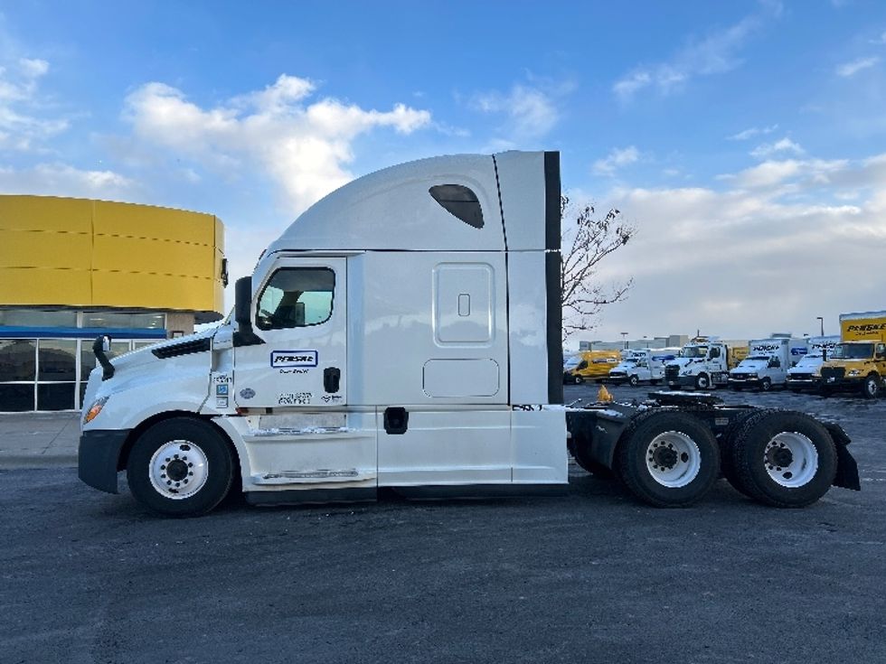 Sleeper Tractor-Heavy Duty Tractors-Freightliner-2022-T12664ST-Denver-CO-745,366\n\t\tmiles-$ 46,500 - Image 4