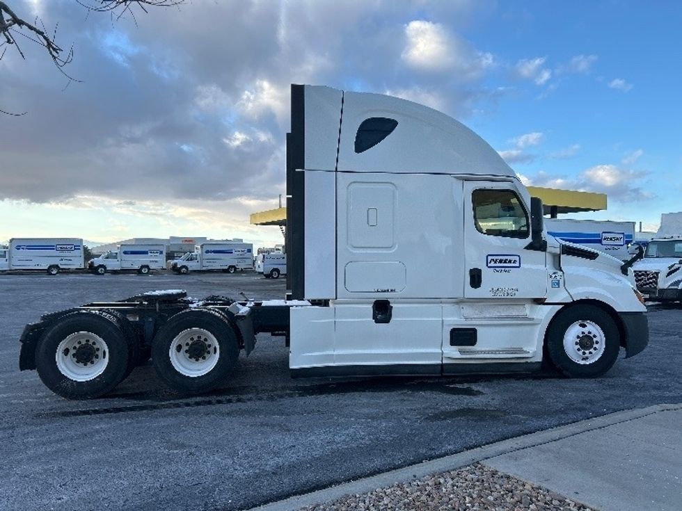 Sleeper Tractor-Heavy Duty Tractors-Freightliner-2022-T12664ST-Denver-CO-745,366\n\t\tmiles-$ 46,500 - Image 8
